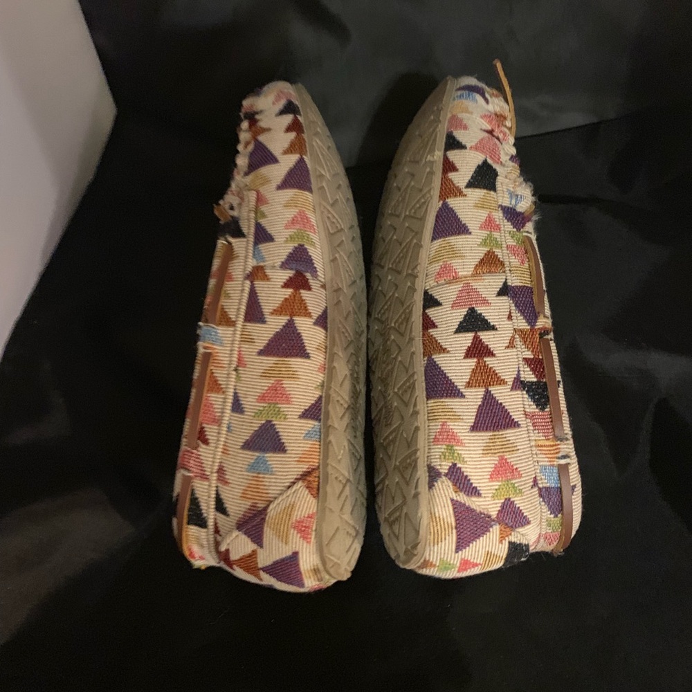 MINNETONKA Lined Multi Colored Print Mocs - Picture 5 of 8